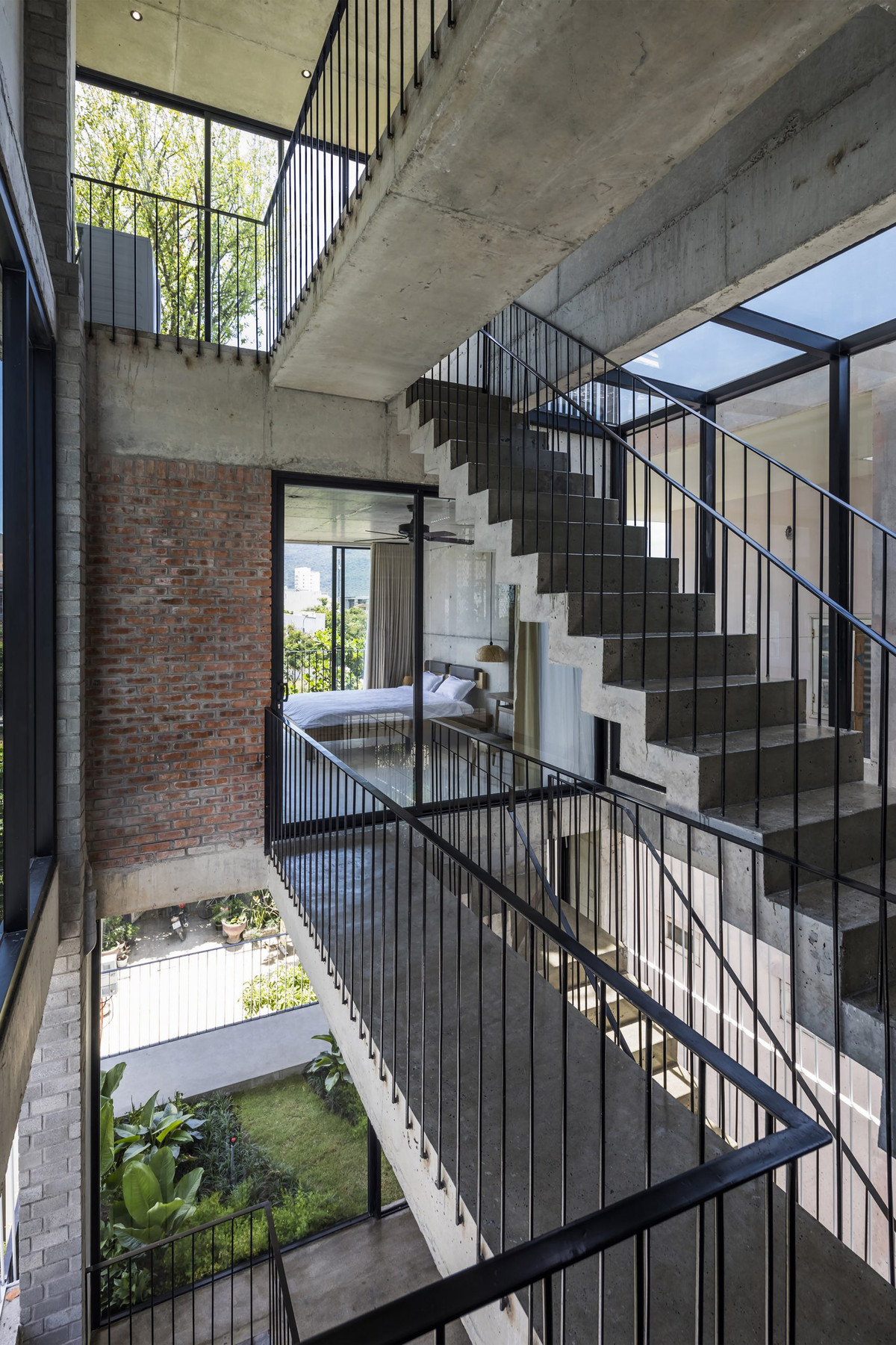 Cầu thang vừa là giao thông liên kết các phòng, vừa là không gian để kết nối các thành viên trong gia đình.