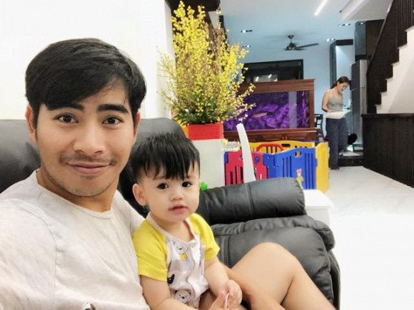 Ngọc Lan cho biết, Thanh Bình là người đã lên ý tưởng, mua từng chút vật liệu và cố gắng hết công sức để có thể hoàn thành ngôi nhà kịp cho đón Tết. Ảnh: FBNV.