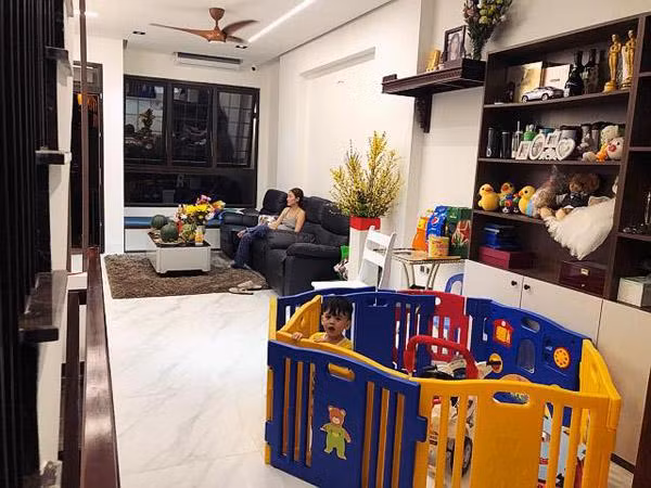 Không gian phòng khách sử dụng gam màu sáng từ gạch ốp sàn cho đến màu sơn. Ảnh: FBNV.