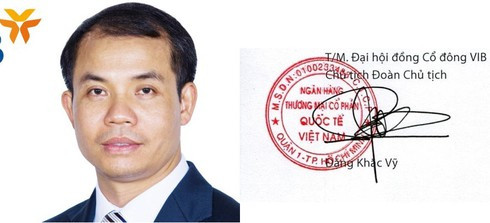 Ông Đặng Khắc Vỹ được Đại hội đồng Cổ đông bầu làm Chủ tịch Hội đồng Quản trị VIB vào ngày 16/10/2013 và tiếp tục giữ vị trí Chủ tịch Hội đồng Quản trị khóa VII (2016 – 2019). Hiện ông Vỹ là cổ đông lớn nắm giữ hơn 48 triệu cổ phần tại VIB, tương đương 5,23% vốn điều lệ tại ngân hàng này.