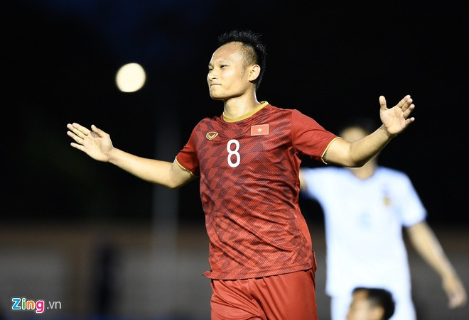 Trọng Hoàng hiện đang khoác áo CLB Viettel và được đánh giá là cầu thủ có thể lực, khả năng xử lý và kiểm soát bóng tốt và có khả năng tạo nên bất ngờ trên sân. Ảnh: Zing.