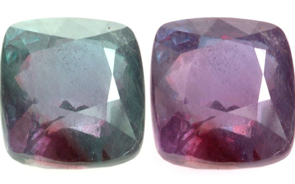 Đá Alexandrite có khả năng thay đổi màu sắc từ xanh lục sang màu xanh lam trong ánh sáng ban ngày và chuyển từ màu đỏ sang màu tím trong ánh sáng sợi đốt. Alexandrite được phát hiện vào năm 1830 tại dãy núi Ural, Nga. Giá trị hiện tại của nó khoảng12.000 USD/carat.