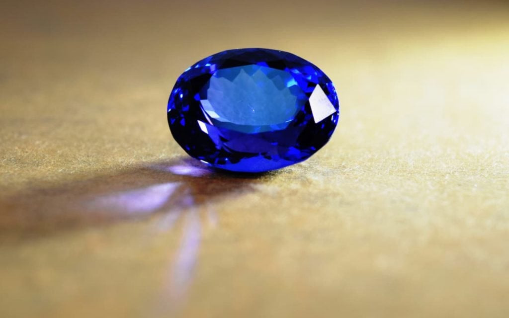 Đá Tanzanite rất hiếm và chỉ được tìm thấy dưới chân núi Mount Kilimanjaro ở Tanzania thuộc Đông Phi. Loại đá này có màu xanh thẫm và phảng phất tím. Nguồn tài nguyên đá rất hạn chế, theo tính toán của các chuyên gia thì chỉ có thể khai thác đá Tanzanite trong khoảng từ 20 đến 30 năm. Vì vậy mà Tanzanite được liệt vào danh sách loại đá quý hiếm và giá trị nhất hiện nay với 600 - 1.000 USD/carat.