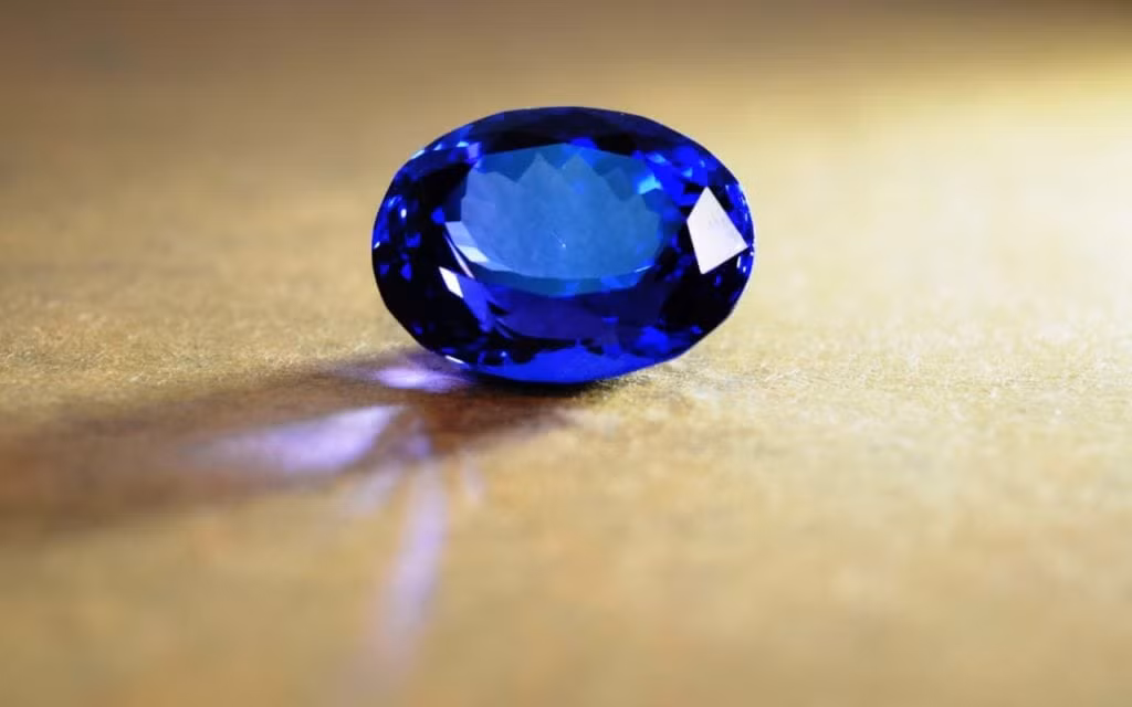 Đá Tanzanite rất hiếm và chỉ được tìm thấy dưới chân núi Mount Kilimanjaro ở Tanzania thuộc Đông Phi. Loại đá này có màu xanh thẫm và phảng phất tím. Nguồn tài nguyên đá rất hạn chế, theo tính toán của các chuyên gia thì chỉ có thể khai thác đá Tanzanite trong khoảng từ 20 đến 30 năm. Vì vậy mà Tanzanite được liệt vào danh sách loại đá quý hiếm và giá trị nhất hiện nay với 600 - 1.000 USD/carat.