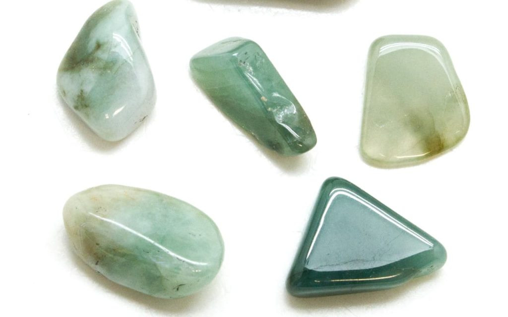 Trong lịch sử, ngọc jadeite được sử dụng để chế tác trang sức, vật trang trí, vũ khí và cũng được kết hợp trong việc chế tạo các nhạc cụ như chuông, xylophones và cồng chiêng.