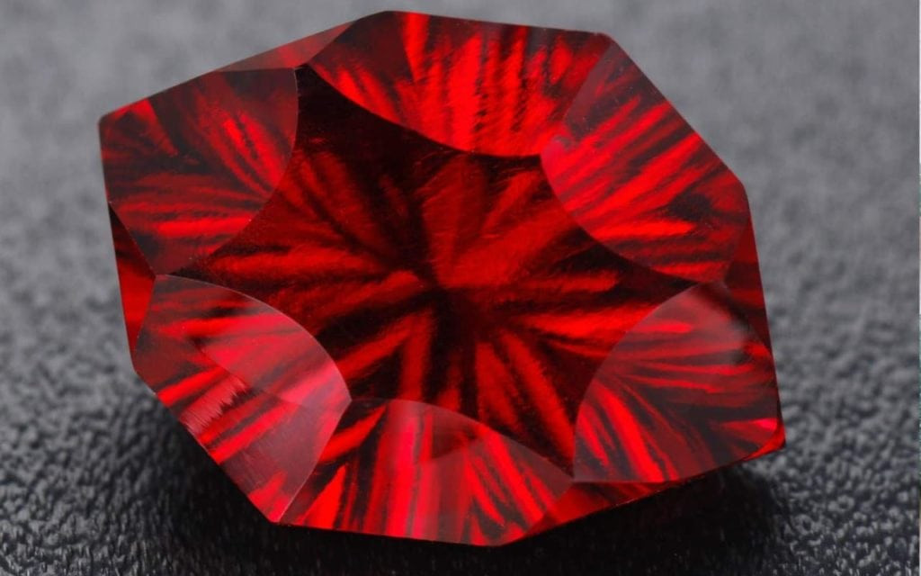 Beryl đỏ được phát hiện ở dãy núi Wah Wah (Utah) vào năm 1904. Loại đá này màu đỏ, hồng đậm. Là một trong những loại đá quý hiếm nhất trên thế giới, beryl đỏ được bán với giá 10.000 USD mỗi carat.