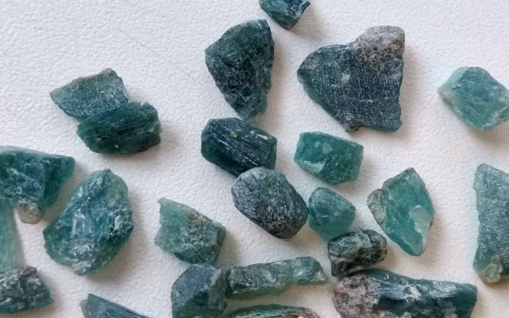 Grandidierite được phát hiện vào năm 1902 ở Nam Madagascar. Nó được đặt theo tên của một nhà thám hiểm người Pháp, Alfred Grandidier. Giá của nó là 20.000 USD/carat.