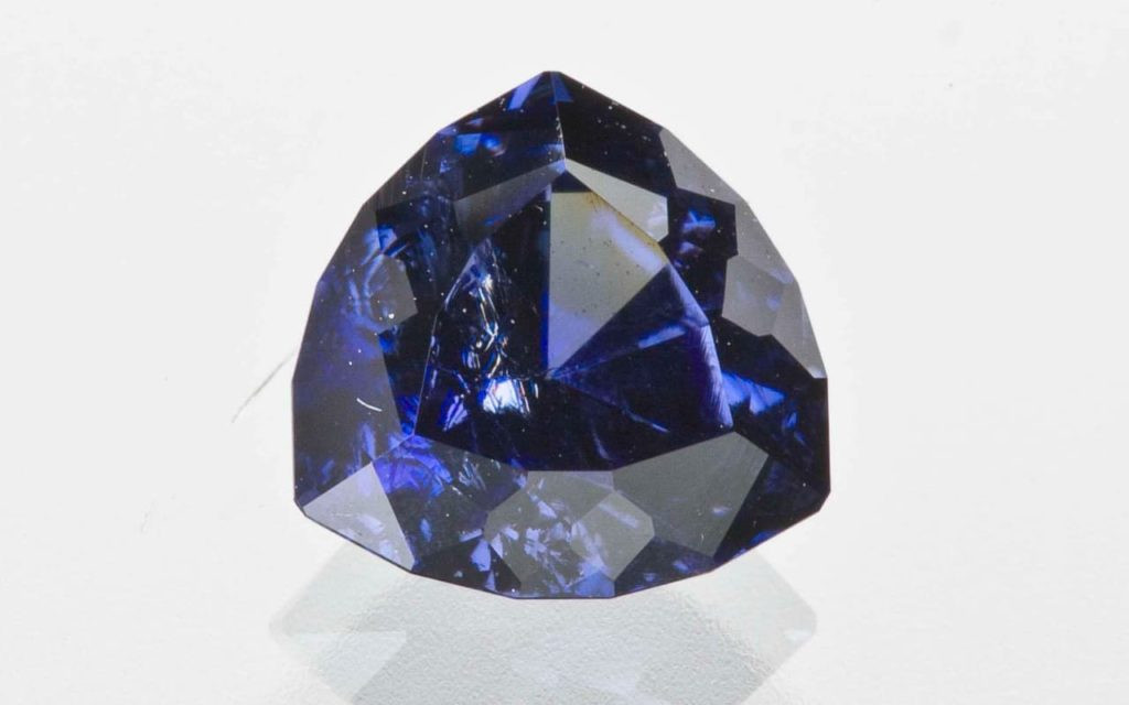 Benitoite là một loại đá quý màu xanh lam lẫn tím hiếm được phát hiện vào năm 1907 ở vùng núi San Benito ở California. Với giá trị lên tới 3.000 - 4.000 USD/carat, Benitoite luôn được các nhà sưu tầm đá quý mong muốn sở hữu.