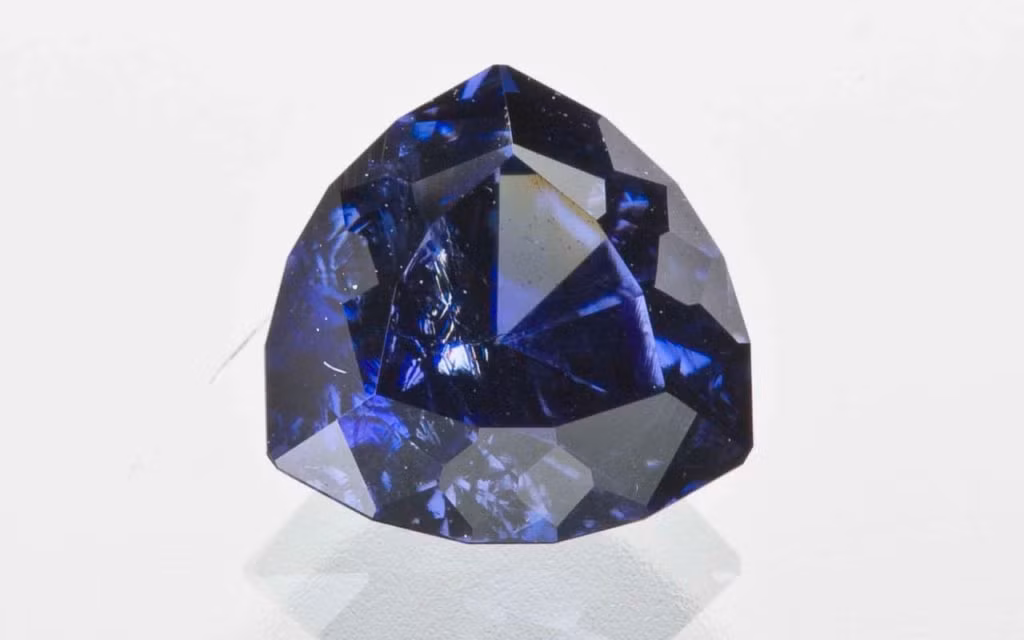 Benitoite là một loại đá quý màu xanh lam lẫn tím hiếm được phát hiện vào năm 1907 ở vùng núi San Benito ở California. Với giá trị lên tới 3.000 - 4.000 USD/carat, Benitoite luôn được các nhà sưu tầm đá quý mong muốn sở hữu.