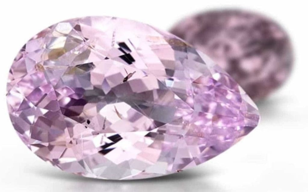 Được đặt theo tên nhà địa chất Richard Taafe, Taaffeite hiếm đến nỗi chỉ có một số ít đá quý được tìm thấy. Người ta ước tính rằng có ít hơn 50 mẫu Taaffeite tồn tại, hầu hết chúng được giữ trong các bộ sưu tập địa chất và tư nhân.