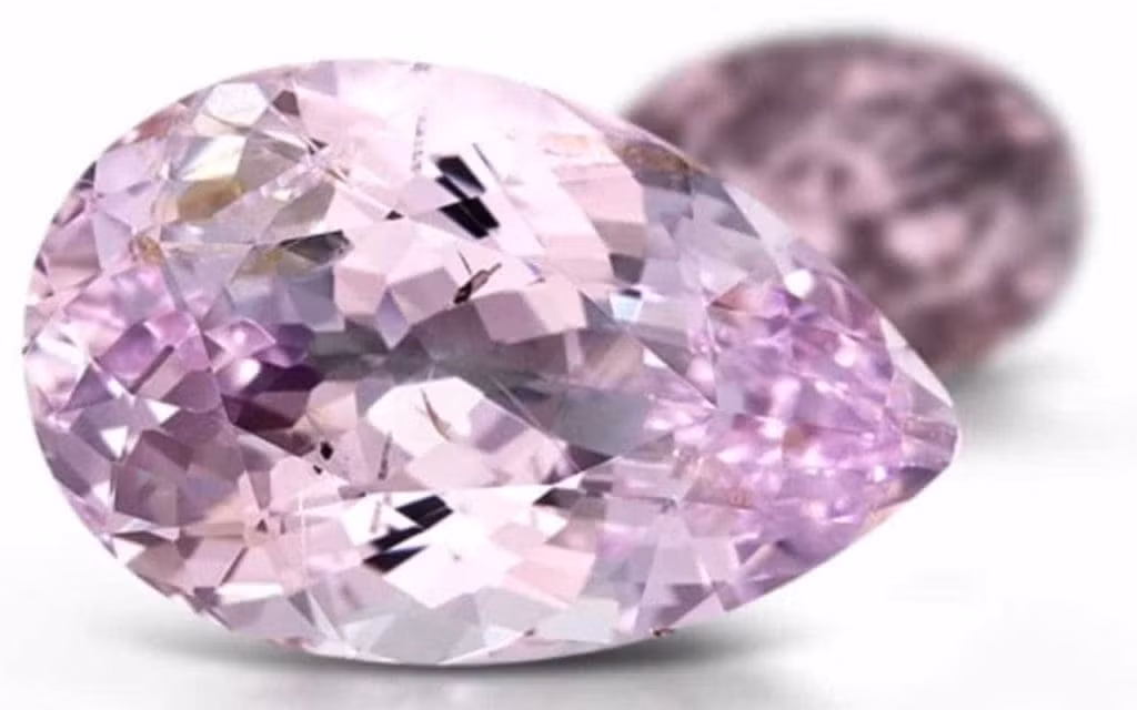 Được đặt theo tên nhà địa chất Richard Taafe, Taaffeite hiếm đến nỗi chỉ có một số ít đá quý được tìm thấy. Người ta ước tính rằng có ít hơn 50 mẫu Taaffeite tồn tại, hầu hết chúng được giữ trong các bộ sưu tập địa chất và tư nhân.