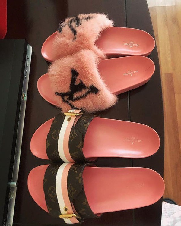 Hai đôi dép hiệu LV màu hồng (mỗi đôi có giá khoảng 1.090 USD) mà người đẹp cho là xinh quá không nỡ đi. Ảnh: Vietnamnet.