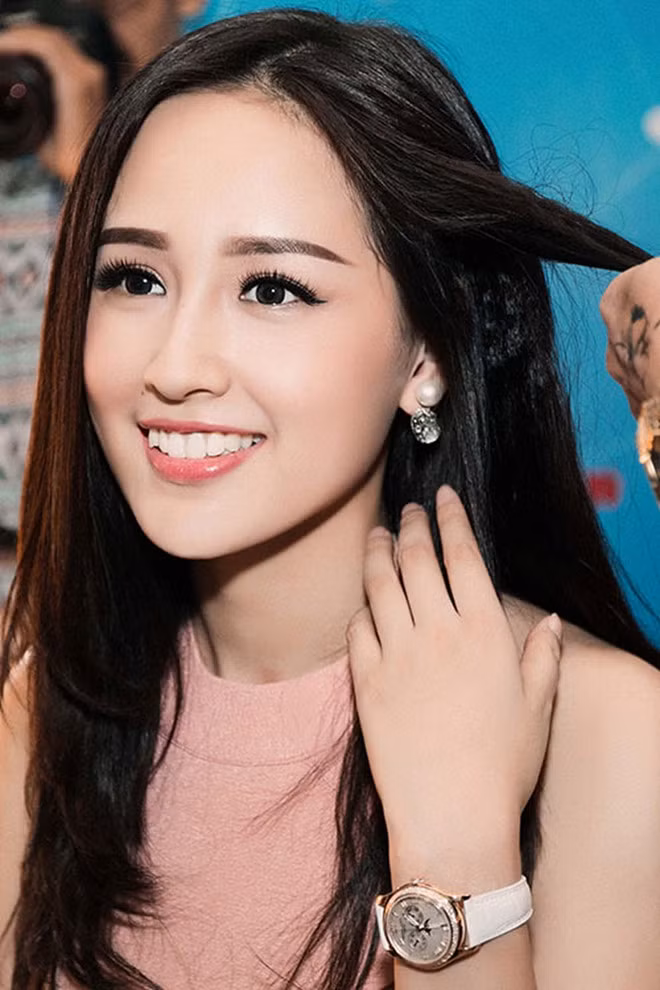 Nàng hậu còn sở hữu hàng loạt đồng hồ hàng hiệu giá bằng cả căn nhà. Ảnh: Zing.