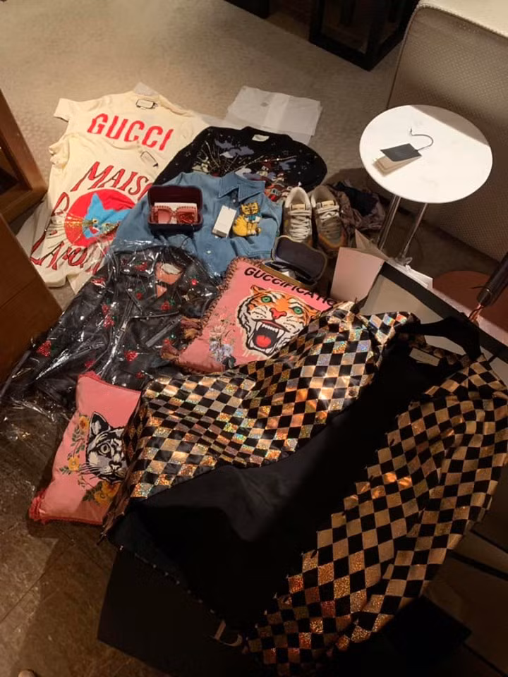 Những món đồ hiệu của Mai Phương Thúy thuộc nhãn hàng Gucci, bao gồm áo thun, áo khoác, giày và mắt kính... đủ sắc màu. Ảnh: Dân Việt.