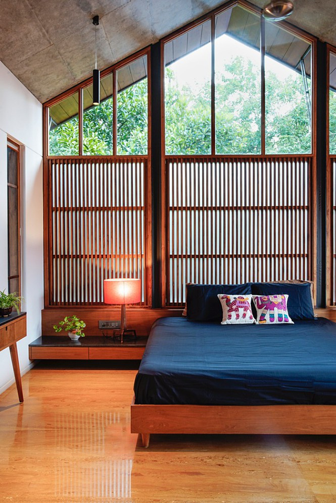 Nội thất gỗ, sàn gỗ giúp phòng ngủ không cứng nhắc và ấm cúng.