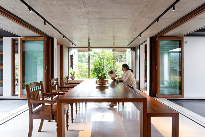 Thiết kế độ mở lớn lấy ánh sáng và gió, bàn gỗ rộng có thể làm nơi đọc sách, ăn uống, làm việc.
