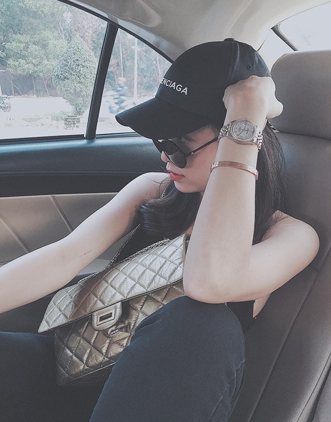 Số tiền đầu tư cho túi hàng hiệu của Hoàng Thùy Linh lên tới hàng tỷ đồng. Ảnh: Dân Việt