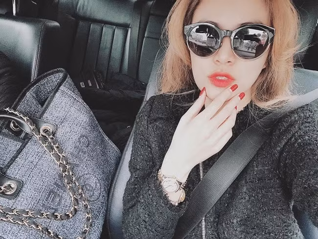 Theo nguồn tin tiết lộ, cát-xê hát quán bar của nữ ca sĩ trước đây dao động từ 35 triệu đến 40 triệu đồng. Gần đây, cát-xê của cô tăng lên, dao động từ 70 triệu đến 100 triệu đồng/show. Ảnh: Dân Việt