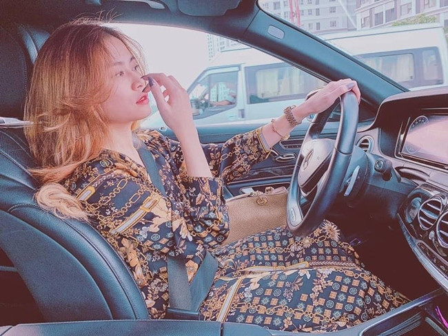 Hoàng Thùy Linh cũng không ngần ngại chi 2 tỷ đồng để sở hữu chiếc xe có nội thất sang trọng. Ảnh: Vietnamnet.