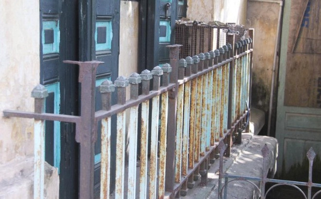 Hiên trước vẫn còn khá nguyên vẹn. Ảnh: Infonet.