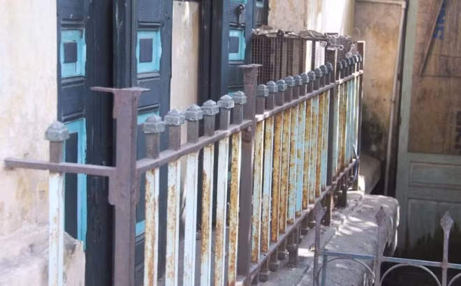 Hiên trước vẫn còn khá nguyên vẹn. Ảnh: Infonet.