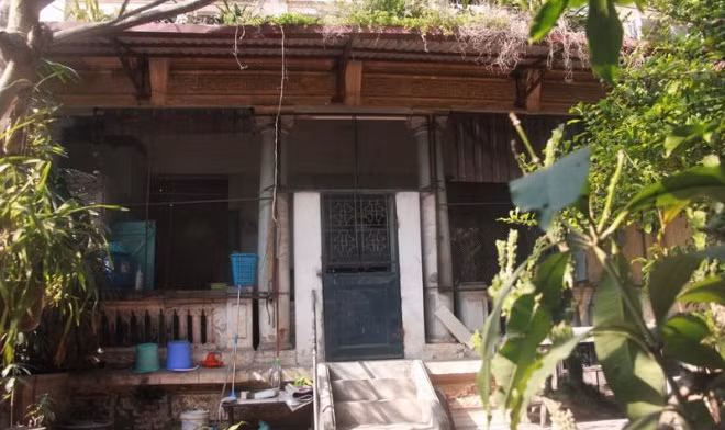 Khuôn viên đằng sau nhà được bảo tồn với khung cảnh nên thơ. Ảnh: Infonet. Video: Lãng phí hàng trăm biệt thự “ma” ở Sài Gòn. Nguồn: VTC1