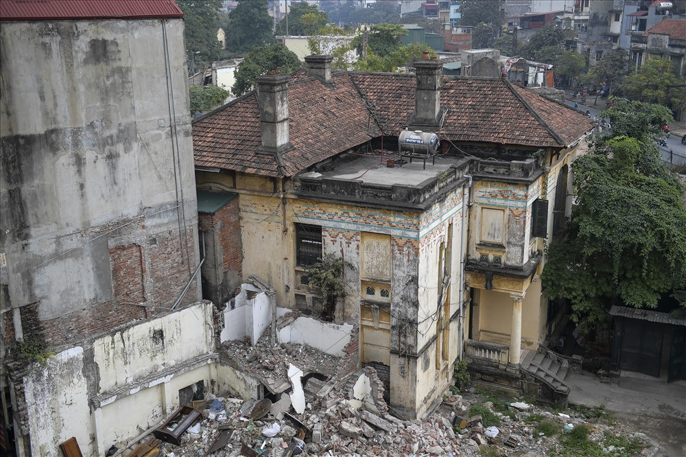 Theo tư liệu từ cuốn "Hà Nội nửa đầu thế kỷ 20" của tác giả Nguyễn Văn Uẩn, ngôi biệt thự số 128C Đại La (Hà Nội) chính là Sở Vô tuyến điện của chính quyền thực dân Pháp, là trạm phát sóng vô tuyến điện được người Pháp xây dựng vào tháng 10/1912. Ảnh: Lao động.