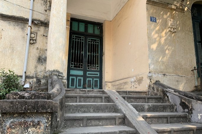 Lối vào ngôi nhà có cột trụ chống với những đường nét cổ xưa. Ảnh: VTC