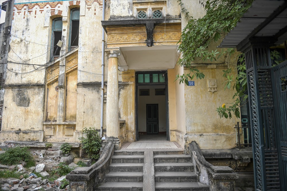 Dù đã hơn 100 tuổi nhưng căn biệt thự vẫn còn lưu giữ được nhiều nét đẹp của thời kỳ phát triển rực rỡ trong kiến trúc Pháp ở Việt Nam. Ảnh: Lao động.