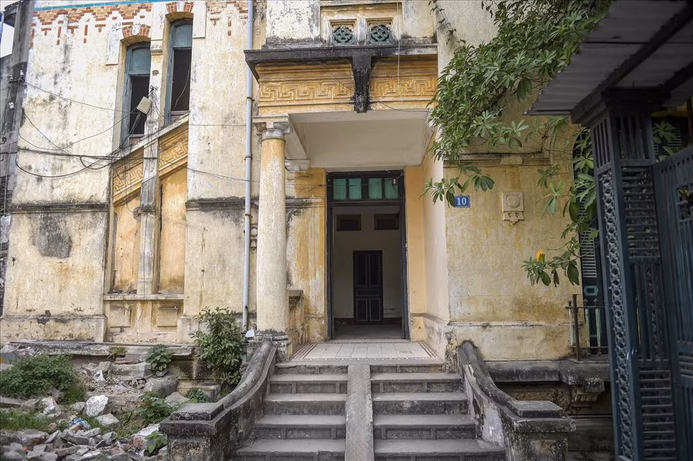Dù đã hơn 100 tuổi nhưng căn biệt thự vẫn còn lưu giữ được nhiều nét đẹp của thời kỳ phát triển rực rỡ trong kiến trúc Pháp ở Việt Nam. Ảnh: Lao động.