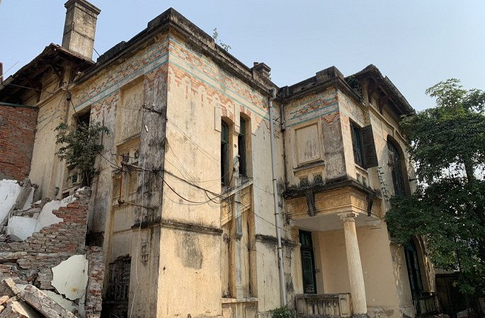 Thông tin căn biệt thự nằm ở ngõ 128C, phố Đại La được xây dựng từ năm 1912 - nơi phát đi bản Tuyên ngôn độc lập sẽ bị tháo dỡ để nhường mặt bằng xây dựng đường trên cao Vĩnh Tuy - Ngã Tư Sở khiến không ít người dân Hà Nội tiếc nuối. Ảnh: VTC.