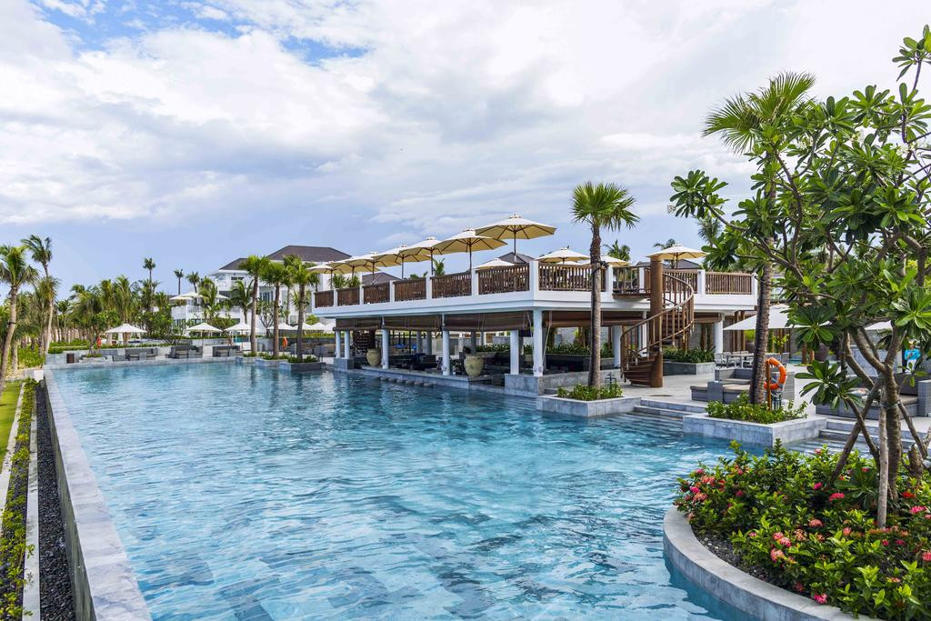Chào đón quý khách với hồ bơi vô cực ngoài trời và khu vực bãi biển riêng, Premier Village Danang Resort Managed by Accor là chỗ nghỉ sang trọng nép mình ở trung tâm thành phố Đà Nẵng với giá phòng khoảng 10 triệu đồng mỗi đêm. Ảnh: Dulich24.