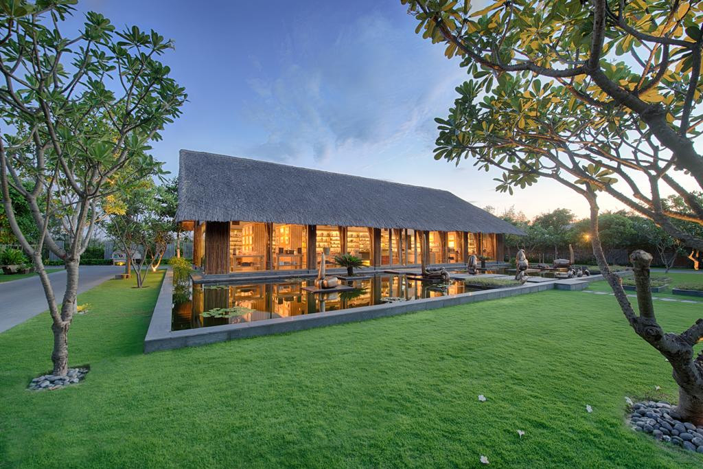 Naman Retreat cung cấp các phòng và biệt thự rộng rãi. Mỗi phòng nghỉ đều có máy lạnh và TV màn hình phẳng. Một số biệt thự đi kèm khu vực tiếp khách riêng và hồ bơi riêng. Ảnh: Dulich24.