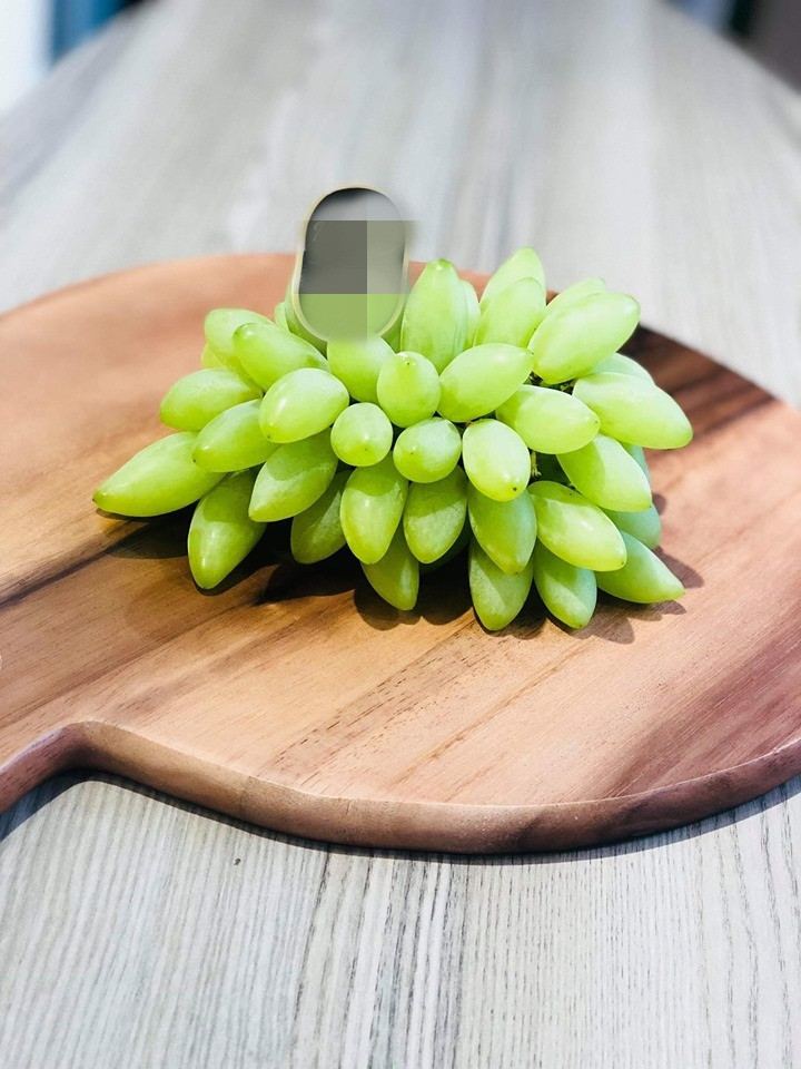 Theo người bán, đây là giống nho lai tạo từ một giống nho của châu Âu, sau đó được đăng ký với Bộ Nông nghiệp Nhật Bản và trở thành một trong những loại quả đặc sản tại Okayama.