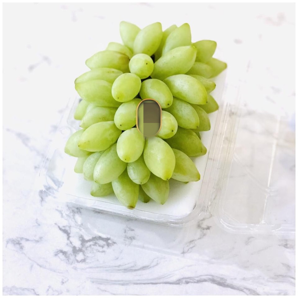 Nho móng rồng Nhật có hình dáng thuôn dài, quả cứng giòn, chắc thịt và có màu vàng chanh tươi sáng.