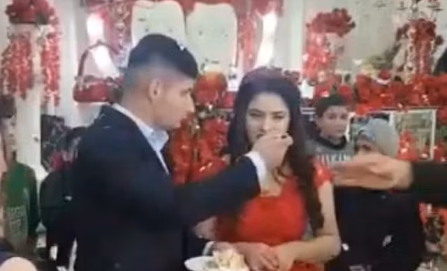 Chu re dut banh cho vo nhu ep, dap vo chai ruou truoc mat khach