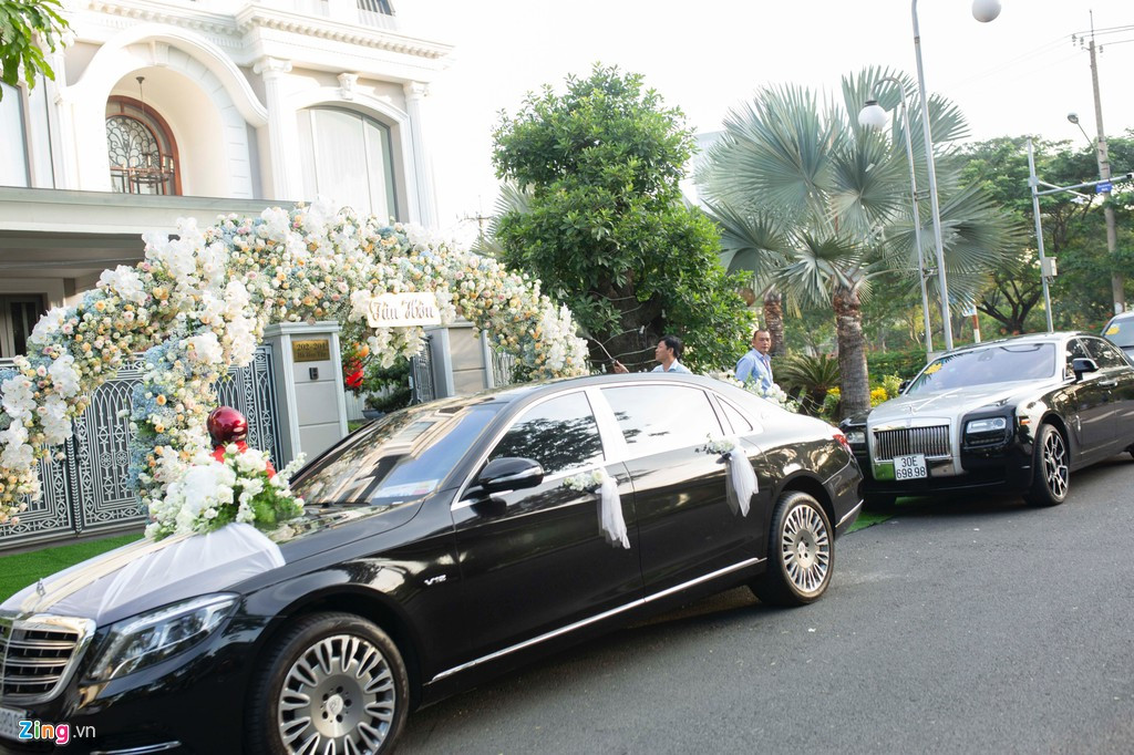 Dàn xe xếp ngay ngắn trước cửa nhà chú rể để chuẩn bị tới nhà cô dâu cách đó không xa. Ít giờ trước khi lên xe hoa, Bảo Thy cho biết cô khóc không ngừng. Nữ ca sĩ tâm sự cô xúc động khi nhìn thấy các cháu và gia đình.