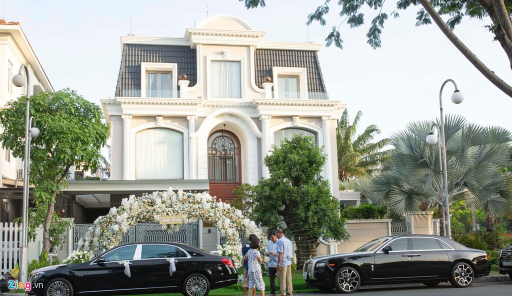 Biệt thự của chồng Bảo Thy được thiết kế kiểu cổ điển, sang trọng với màu trắng chủ đạo và nằm ở khu đô thị hạng sang thuộc quận 7, TP.HCM. Nữ ca sĩ Công chúa bong bóng chỉ mời 5 khách mời nổi tiếng là Ngô Kiến Huy, Vương Khang, Quang Vinh, MC Quỳnh Chi và Thúy Ngân.