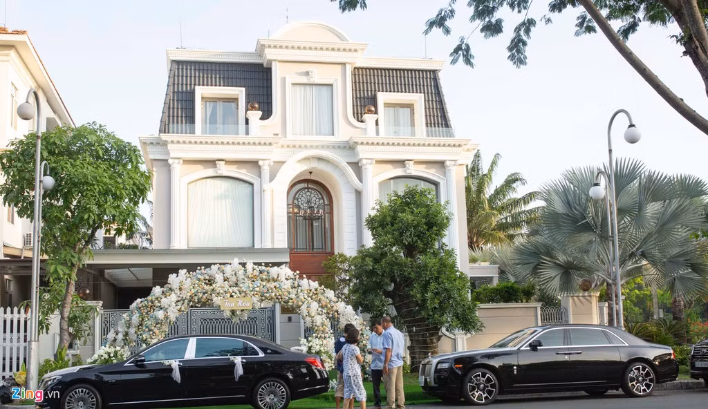 Biệt thự của chồng Bảo Thy được thiết kế kiểu cổ điển, sang trọng với màu trắng chủ đạo và nằm ở khu đô thị hạng sang thuộc quận 7, TP.HCM. Nữ ca sĩ Công chúa bong bóng chỉ mời 5 khách mời nổi tiếng là Ngô Kiến Huy, Vương Khang, Quang Vinh, MC Quỳnh Chi và Thúy Ngân.