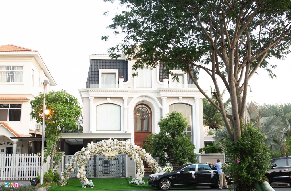 Bảo Thy giữ kín thông tin về chồng. Gần đây, khi thông báo chuyện kết hôn, cô mới tiết lộ tên và nghề nghiệp của anh. Nữ ca sĩ nhận xét chồng sắp cưới là người đàn ông chín chắn, đàng hoàng, sống nguyên tắc, được nhiều bạn bè, đối tác quý trọng.