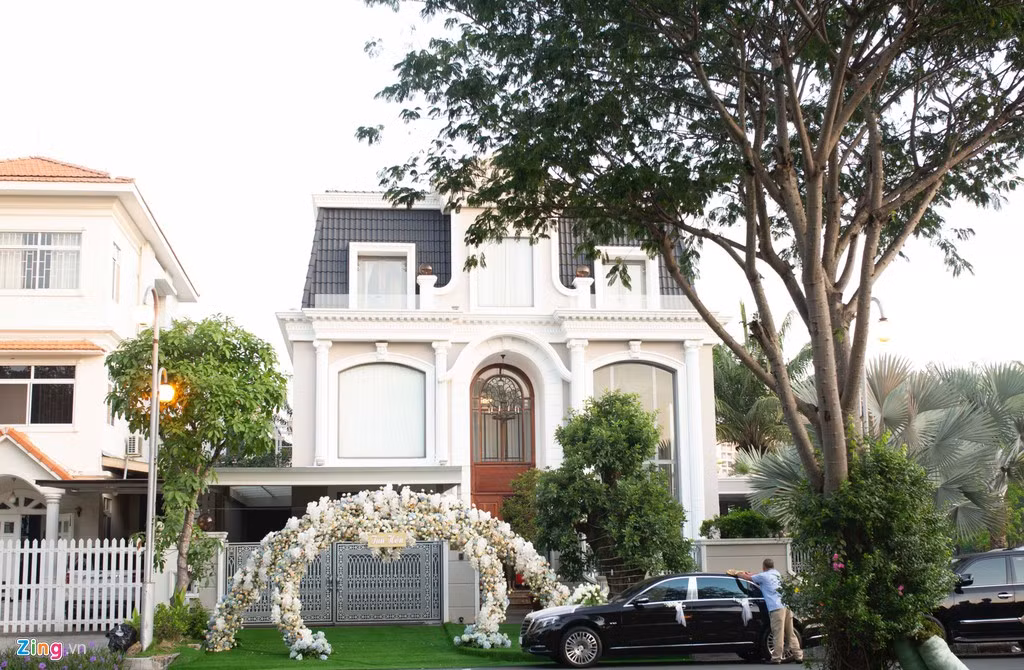 Bảo Thy giữ kín thông tin về chồng. Gần đây, khi thông báo chuyện kết hôn, cô mới tiết lộ tên và nghề nghiệp của anh. Nữ ca sĩ nhận xét chồng sắp cưới là người đàn ông chín chắn, đàng hoàng, sống nguyên tắc, được nhiều bạn bè, đối tác quý trọng.