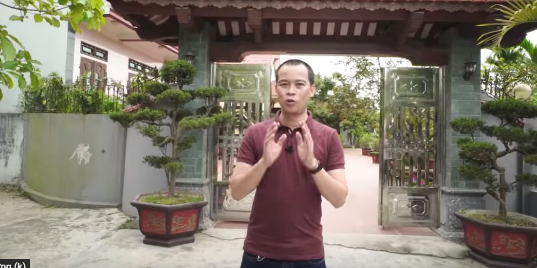 Cổng vào lợp mái thái, có cột bằng đá, khung mái dựng bằng gỗ lim, rấtbề thế. Ảnh: Vlog Minh Hải
