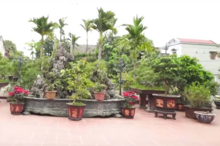 Đáng chú ý, trong sân nhà tiền vệ tài hoa này có một bộ sưu tập đủ loại cây cảnh và hoa đẹp mắt. Ảnh: Vlog Minh Hải