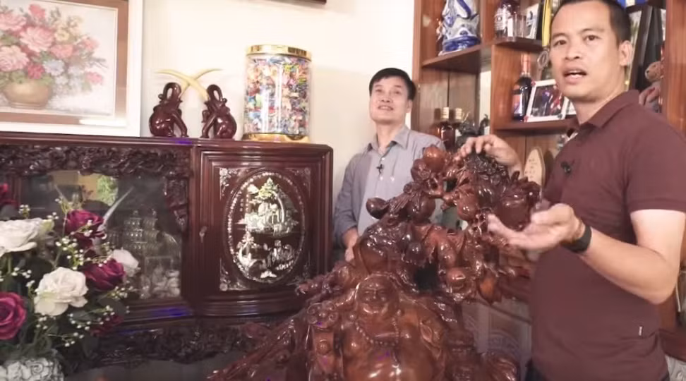 Tủ chè là món nội thất được ưa chuộng của nhiều gia đình Việt ở quê. Ảnh: Vlog Minh Hải