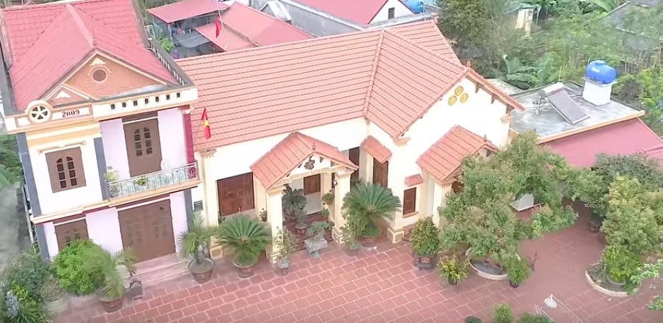 Phía trước ngôi nhà là khoảng sân rộng rãi, lát gạch đỏ tươi. Ảnh: Vlog Minh Hải