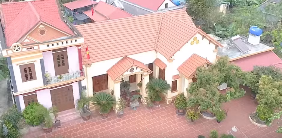 Phía trước ngôi nhà là khoảng sân rộng rãi, lát gạch đỏ tươi. Ảnh: Vlog Minh Hải