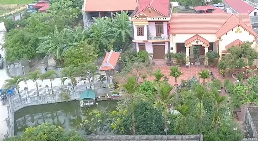 Ngôi nhà 2 tầng của gia đình Tuấn Anh nằm giữa vườn cây rợp bóng mát. Ảnh: Vlog Minh Hải