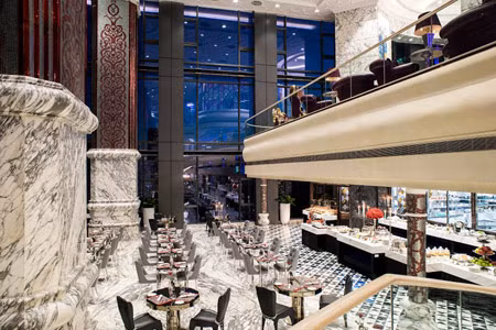 Pha trộn phong cách Âu và Á, 4 nhà hàng và bar của khách sạn mở ra những không gian ẩm thực đặc sắc. Ảnh: Booking