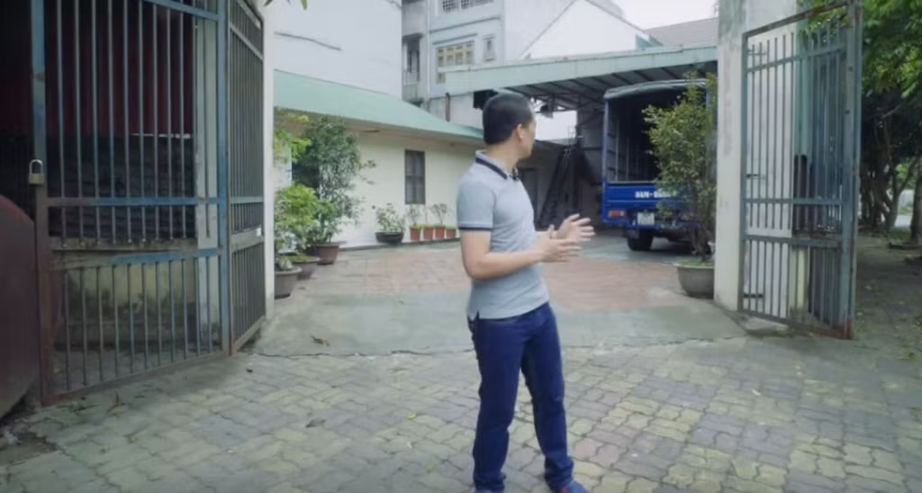 Lối vào rộng rãi, có cánh cổng bằng sắt đơn giản. Ảnh: Vlog Minh Hải.