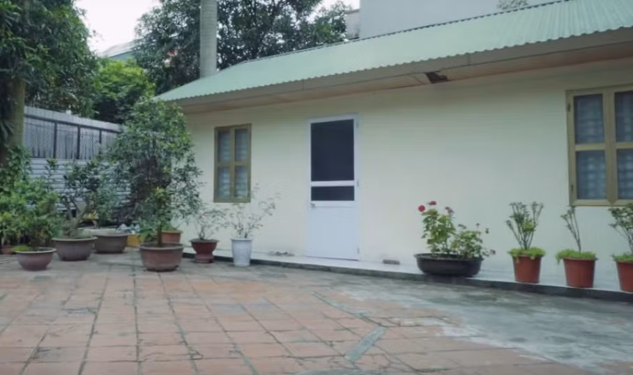 Trong sân có nhiều chậu cây cảnh và hoa tô điểm cho không gian nhà. Ảnh: Vlog Minh Hải.